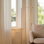 UMAGE LED-gulvlampe Omni, messingfarget, høyde 143 cm, 2 lyskilder.