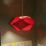 LZF pendellampe Nut, rød/nikkel, lengde 42 cm, tre