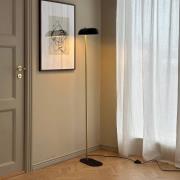 Dyberg Larsen gulvlampe Arch, svart/messing, 143 cm