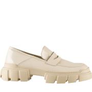 Beige Patent Skinn Loafers for Kvinner