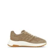 Beige Sneakers for Stilig Look