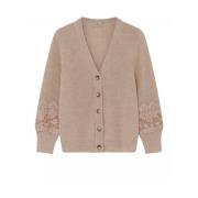 Blondestrikket Cardigan med Broderte Detaljer